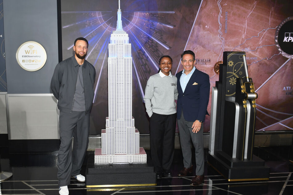 Stephen Curry lights ESB