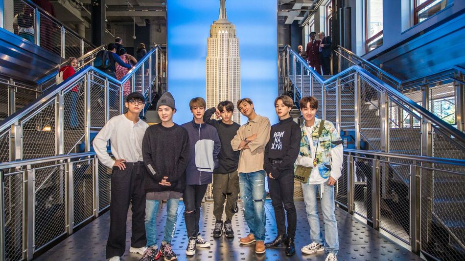 Membros do BTS no Empire State Building