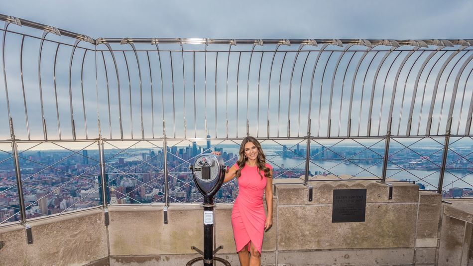 Elizabeth Hurley visita o Empire State Building