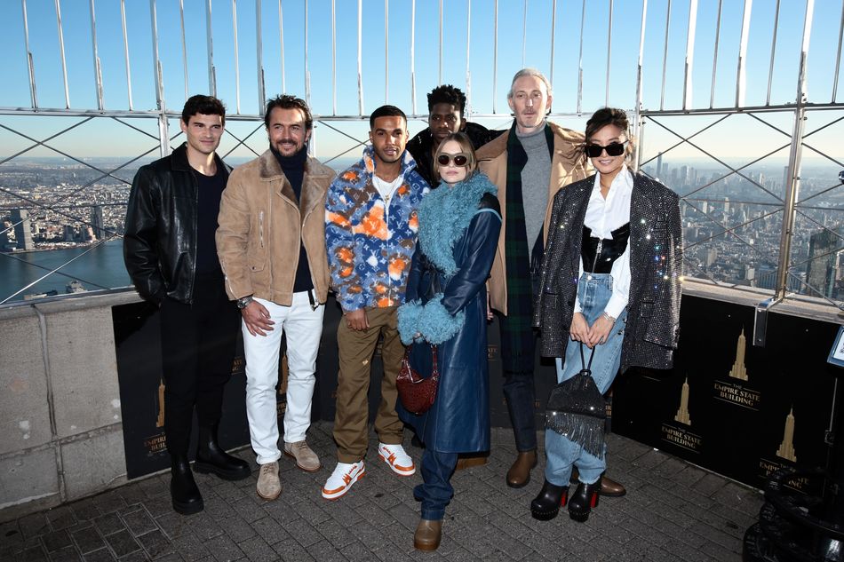 Emily no elenco de Paris (Kevin Dias, Samuel Arnold, Bruno Gouery, Camile Razat, Ashley Park, Jean-Christophe Bouvet, William Abadie e Lacien Laviscount)