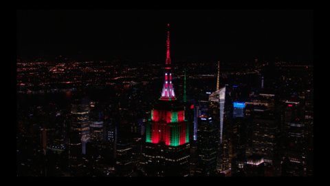 Empire State Building en colores navideños.