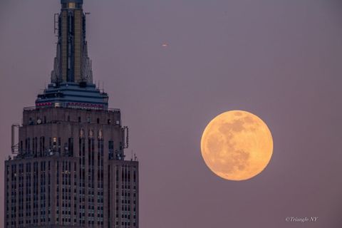 Luna piena accanto all'ESB