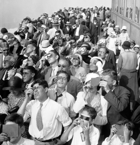 Photo d'archives de personnes observant l'éclipse solaire depuis l'ESB