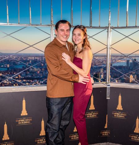 Pareja en el piso 86 del Empire State Building