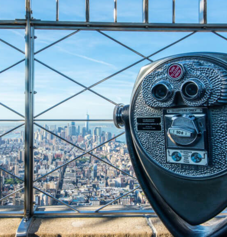 Verrekijkers met muntinworp op het observatiedek van het Empire State Building