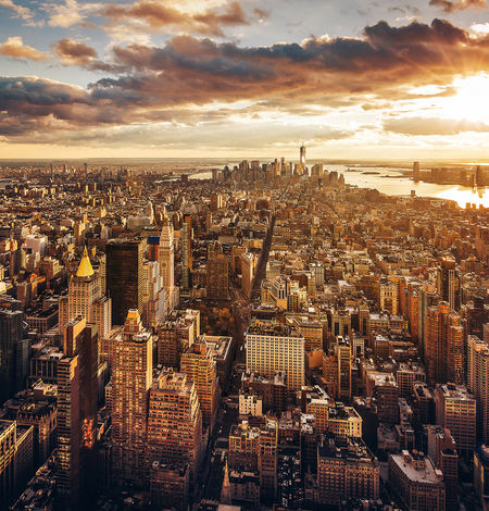Uitzicht op de zonsondergang vanaf het observatiedek op de 86e verdieping van het Empire State Building