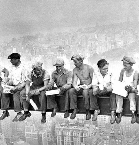 constructores sentados en Empire Statebuilding acero