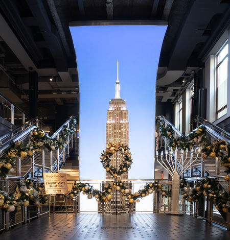 2022 empire state building christmas decor at the grand staircase