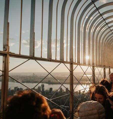 Gasten bezoeken het observatiedek op de 86e verdieping van het Empire State Building