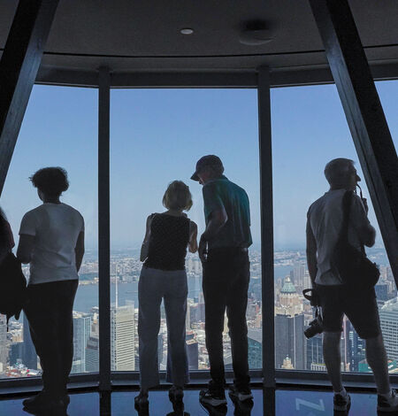 Eine Person, die die Aussicht von der Aussichtsplattform im 102. Stock des Empire State Buildings genießt.
