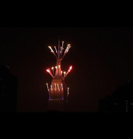 ONGELOOFLIJK VUURWERK DISPLAY gelanceerd vanaf het EMPIRE STATE BUILDING in NYC!