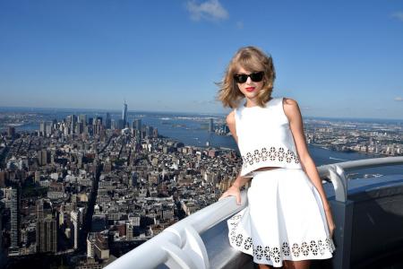 Taylor Swift visits the Empire State Building