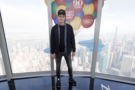 Hayden Christensen visits the Empire State Building