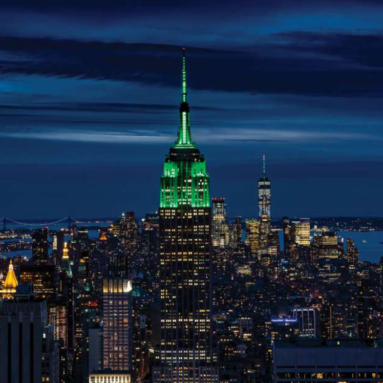 Empire State Building éclairé en vert