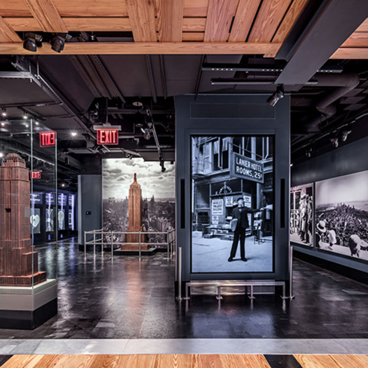 Exhibición del día de apertura en el Empire State Building