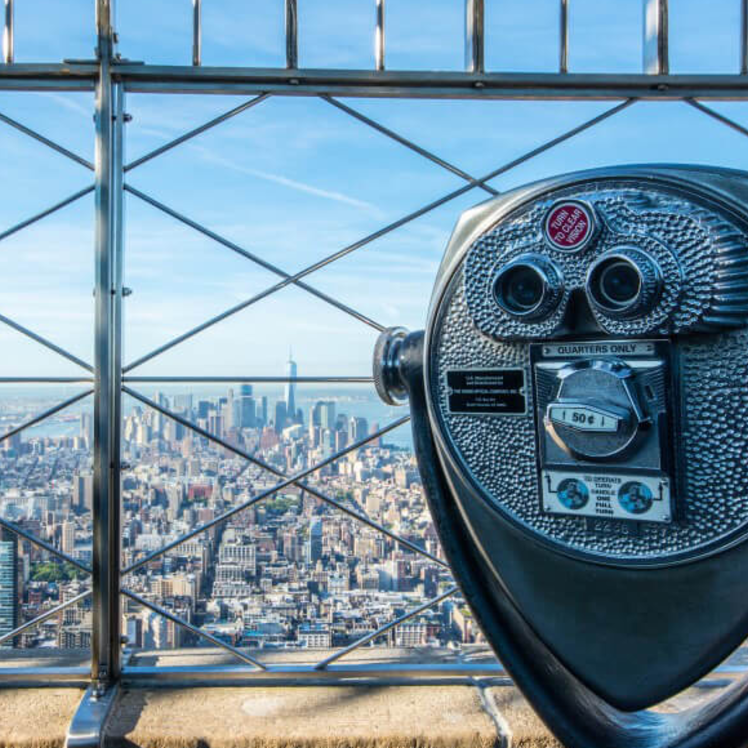 Jumelles à pièces sur la terrasse d'observation de l'Empire State Building
