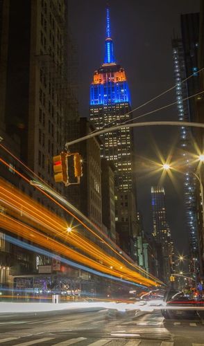 Empire State Building iluminado em azul e laranja em homenagem aos agentes penitenciários como parte da campanha #HeroesShineBright