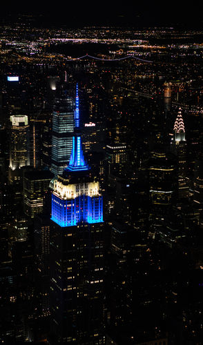 Empire State Building verlicht blauw en wit