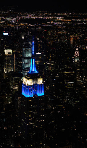 Das Empire State Building leuchtet blau und weiß