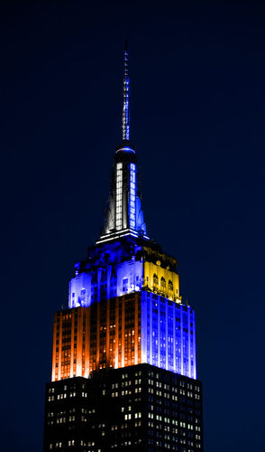L'Empire State Building éclairé en deux couleurs pour la campagne #HeroesShineBright pour la Garde côtière américaine et l'US Navy
