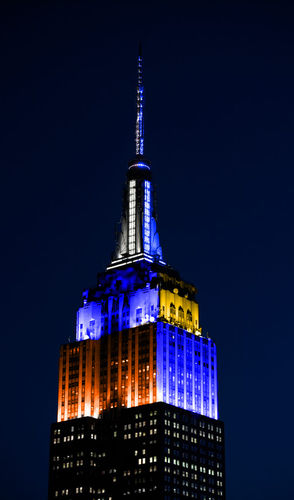 Empire State Building iluminado em cores divididas para a campanha #HeroesShineBright para a Guarda Costeira e a Marinha dos EUA