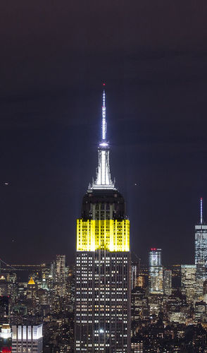 L'Empire State Building illuminé en jaune, noir et blanc en l'honneur de l'armée américaine dans le cadre de la campagne #HeroesShineBright