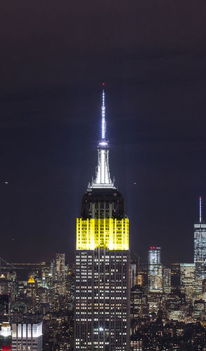 Empire State Building iluminado em amarelo, preto e branco em homenagem ao Exército dos EUA como parte da campanha #HeroesShineBright