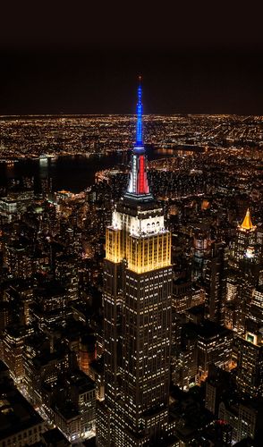 Empire State Building verlicht geel, wit en blauw ter ere van FDNY/EMS als onderdeel van de #HeroesShineBright-campagne