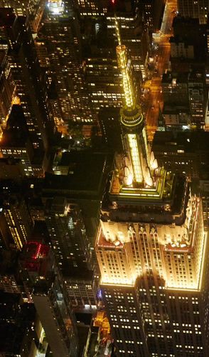 Empire State Building geel verlicht Ter ere van alle essentiële werkers als onderdeel van de #HeroesShineBright-campagne