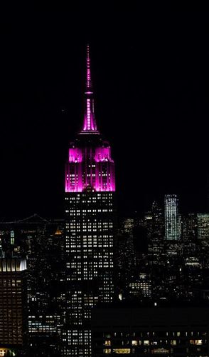 Magentafarbene Lichter auf dem Empire State Building