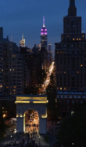 NYU 졸업식을 맞아 엠파이어 스테이트 빌딩에 보라색과 흰색 조명이 켜졌습니다.