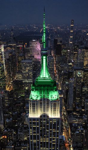 EMPIRE STAATSGEBOUW VERLICHT WIT EN GROEN VOOR PARKEN IN NYC