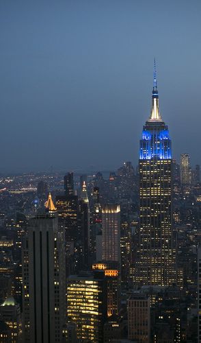 Empire State Building iluminado para formatura em Columbia