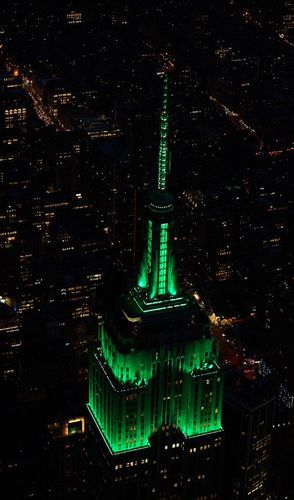 Robin Hood ilumina o Empire State Building de verde