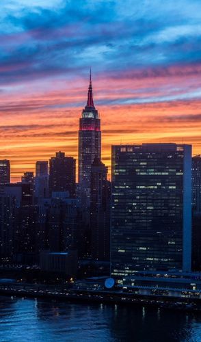 Das Empire State Building ist rot und weiß beleuchtet