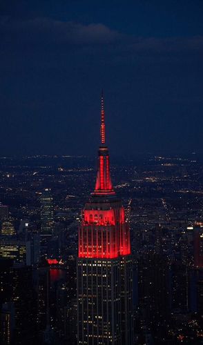 エンパイアステートが新型コロナウイルス感染症を克服するニューヨーク市の戦いを記念して赤く点灯