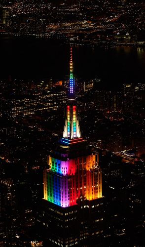 帝国大厦亮起彩虹色灯光庆祝纽约骄傲节