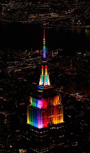 Empire State Building verlicht in regenboogkleuren om Pride in NYC te vieren