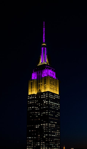 Beleuchtung des Empire State Buildings in Gold und Lila