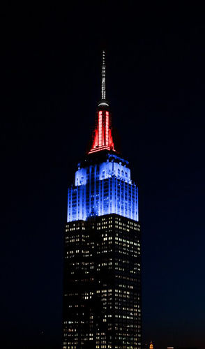 Empire State Building verlicht rood, blauw en wit ter ere van Answer the Call Day van de New York Police & Fire Widows' & Children's Benefit Fund