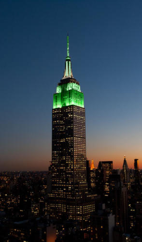 L'Empire State Building illuminé en vert et blanc