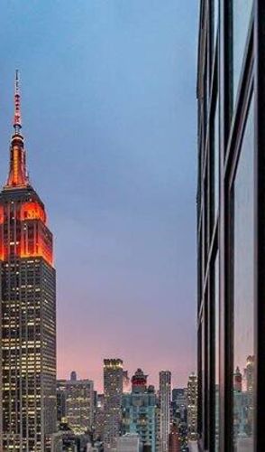 L'Empire State Building si illumina di arancione per Diwali