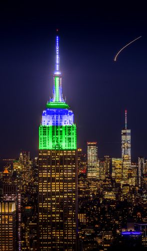 Illuminazione verde e blu Empire State Building