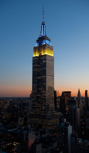 Luces de torre azules y amarillas
