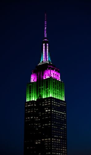 Luces de torre verdes, moradas, azules y rosas