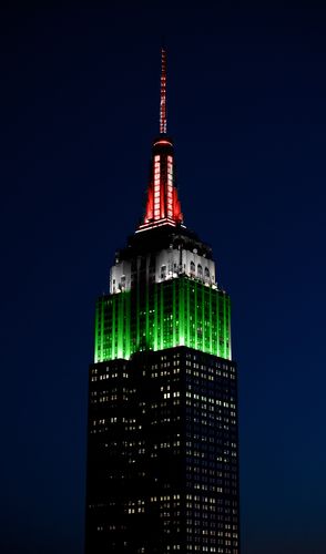 Torri luminose verdi, nere e rosse